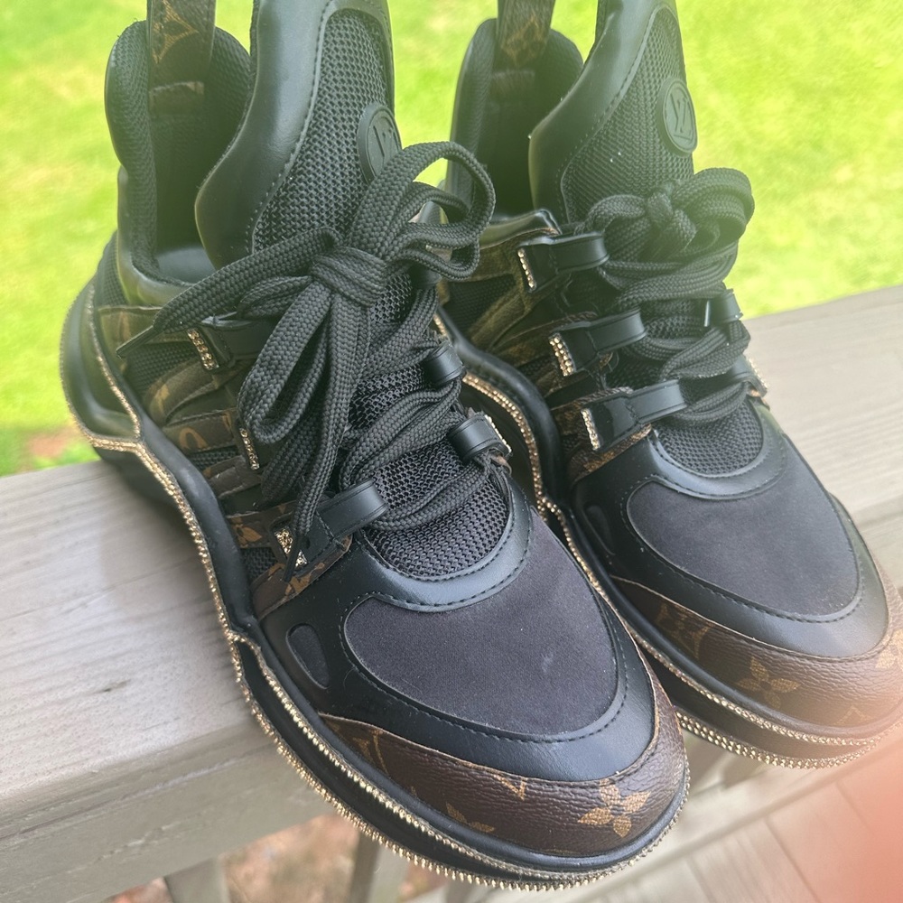 LV Stylish Sneakers size 9